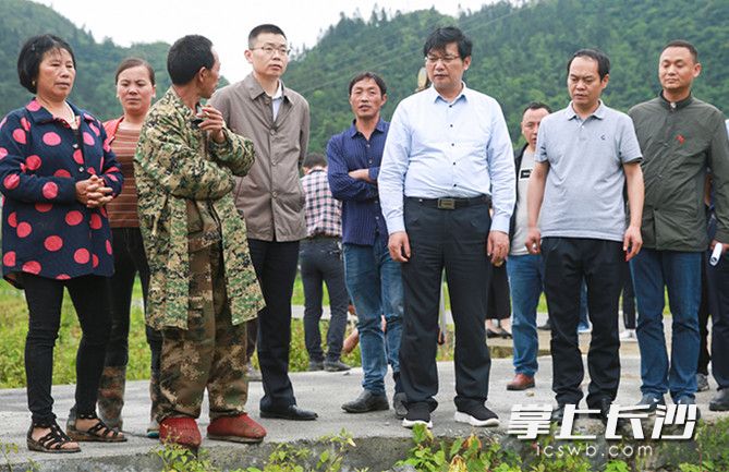 九州体育(中国)有限公司博士团队走进田间地头。长沙晚报通讯员朱珊供图