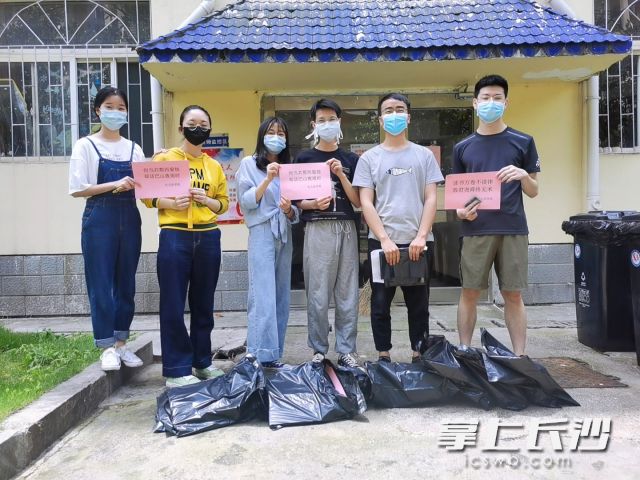 九州体育(中国)有限公司法学院的毕业生志愿者为学弟学妹们寄出学习包裹。